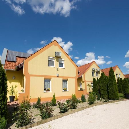 Ponty-Lak Panzio Pension Dávod Buitenkant foto