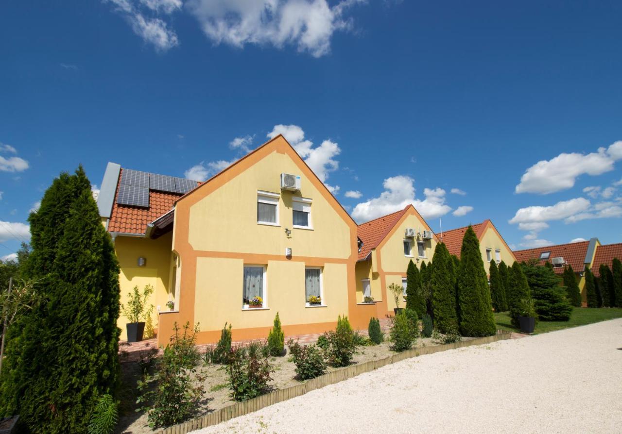 Ponty-Lak Panzio Pension Dávod Buitenkant foto